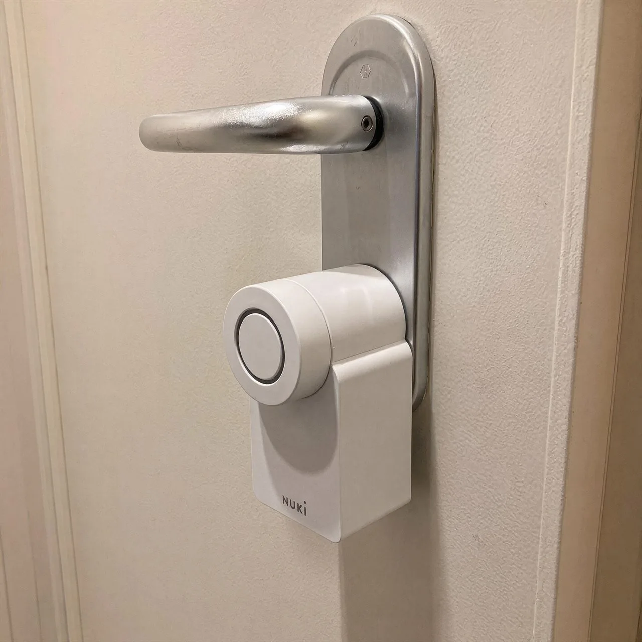 Cerradura instalada para reforzar la seguridad del hogar