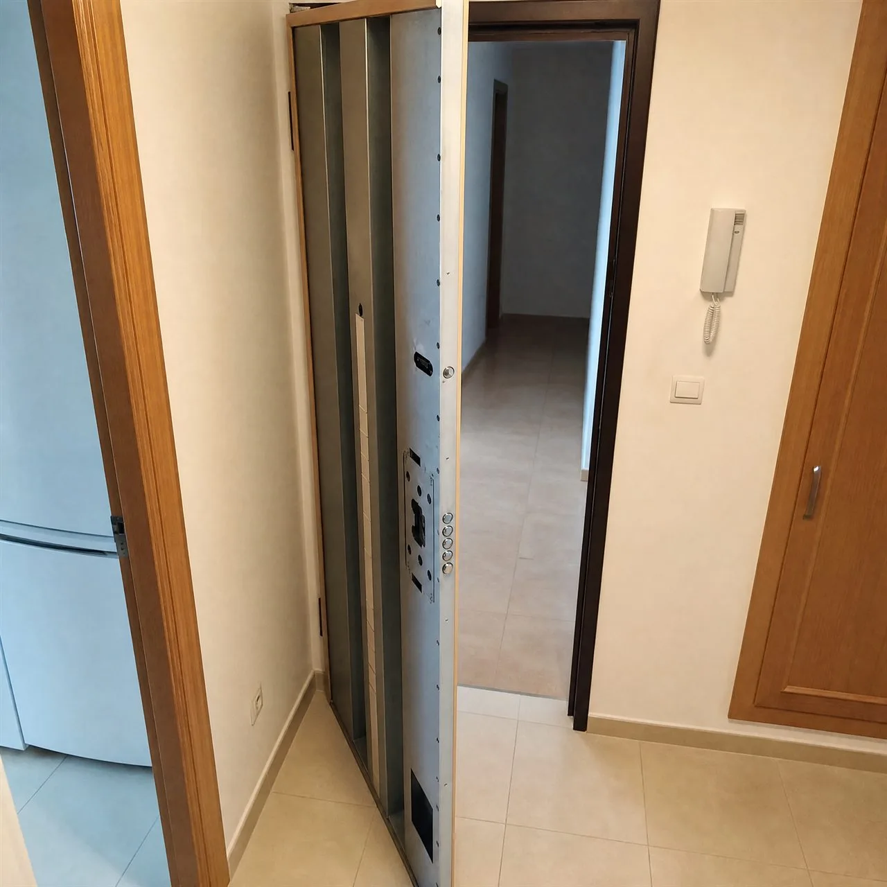 Puerta abierta al recibidor de una vivienda en la Marina Baixa